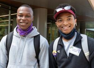 两名非裔美国男子在我们德雷福斯大学中心的窗户前摆姿势微笑.
