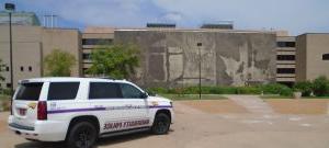 大学警车停在我们校园壁画前.